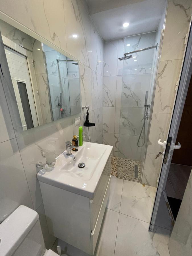 Downtown Modern Studio Apartment Тирана Екстер'єр фото
