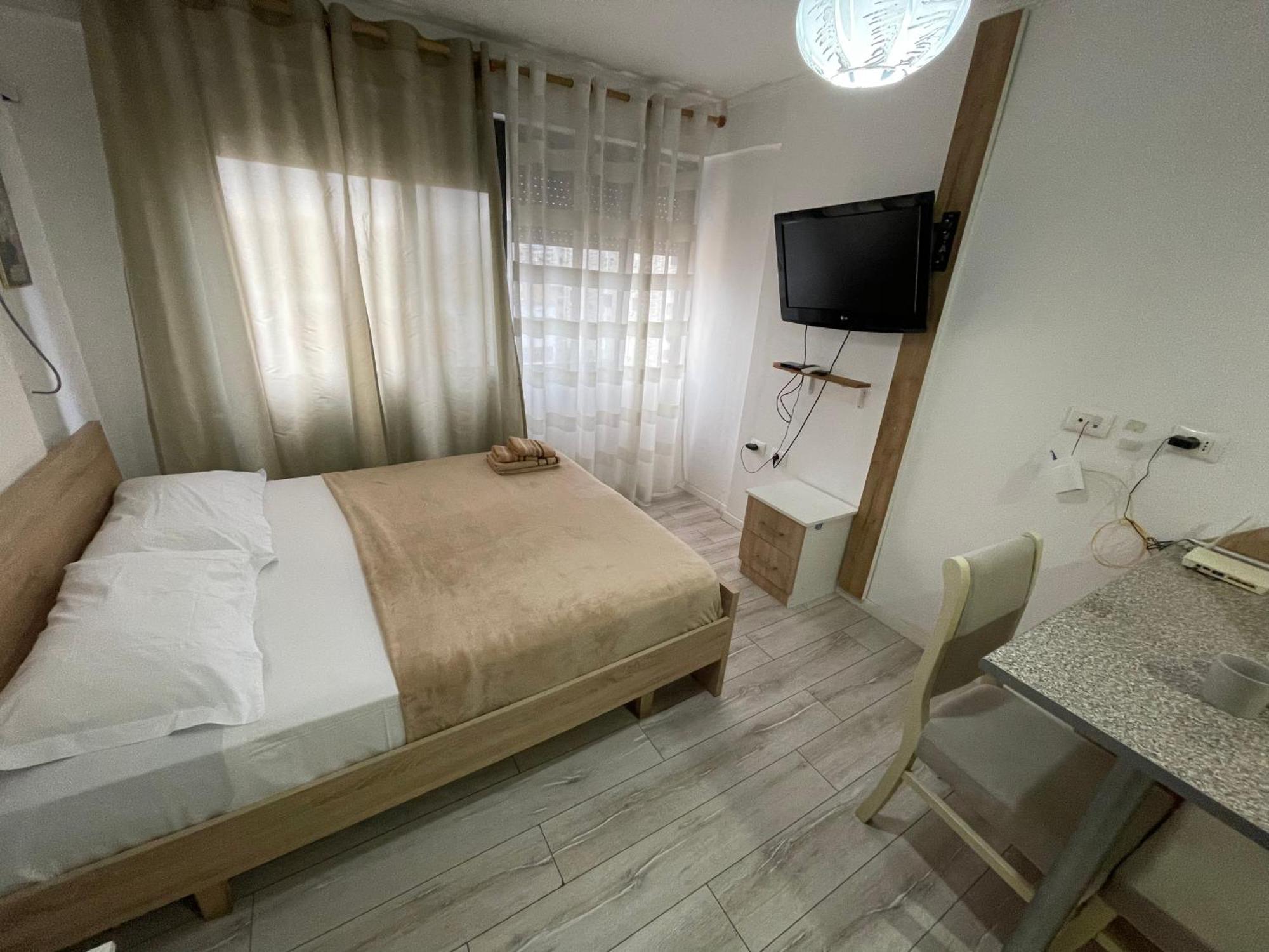 Downtown Modern Studio Apartment Тирана Екстер'єр фото